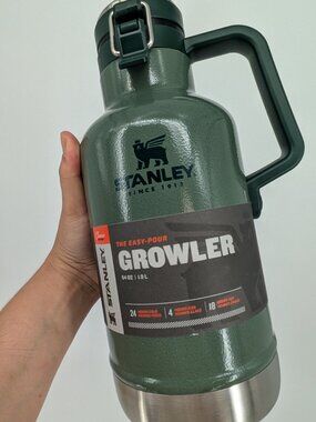 New Stanley cup bottle Classic Easy-Pour Growler 64 OZ Hammertone green hot/cold